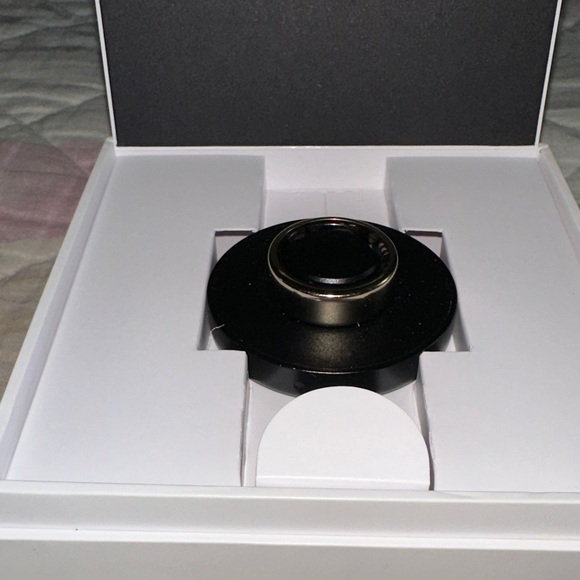 Oura Gold Ring - Picture 5 of 5